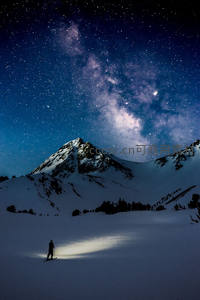 雪山之巅，银河如练，孤影踏雪寻星