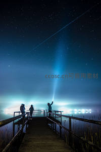 湖畔栈桥，星光如雨，三人共赏天际奇观