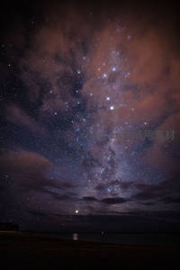 银河横跨夜空，云层与星光交织