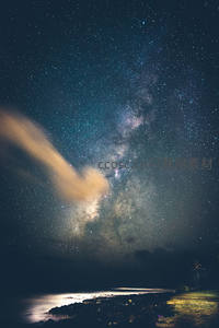 海岸边的银河，云影轻拂星河