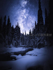 雪林小径通幽处，银河高悬如梦似幻
