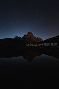 群山倒影湖中，星河璀璨点亮寂静夜晚