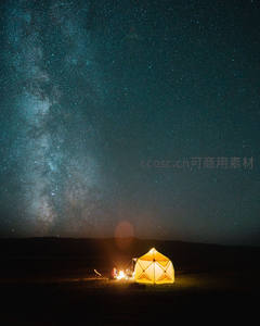 帐篷篝火下仰望璀璨银河