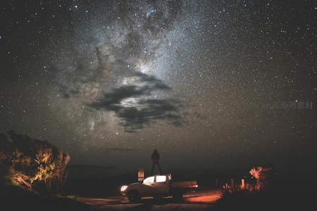 车顶观星人与银河共舞