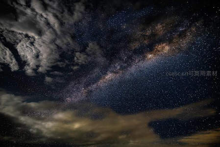 云隙间银河穿越浩瀚夜空