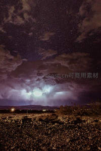 雷暴夜空下闪电撕裂星幕