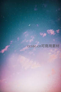 梦幻粉紫天空中的弯月与云朵