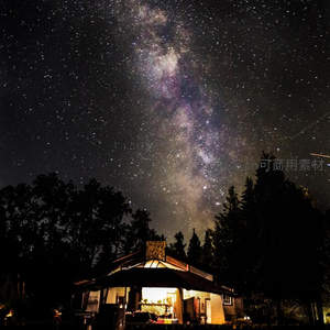 星空下灯火通明的温馨小屋