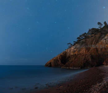 星空下的海岸悬崖静谧夜景