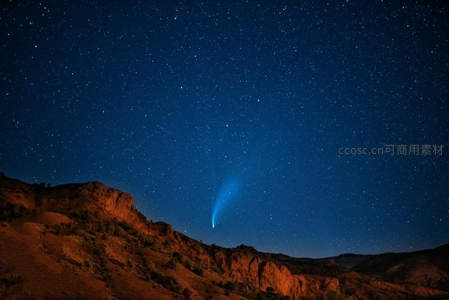 彗星划过山峦星空奇观