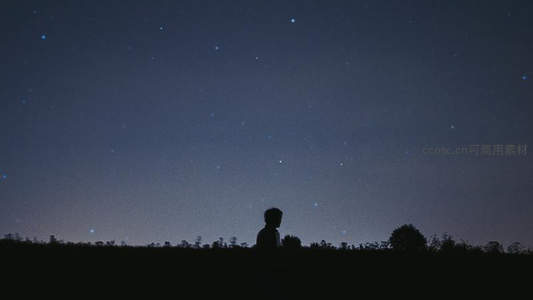 孤影仰望无垠星海夜空
