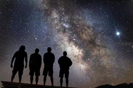 四人剪影仰望银河共赏星河