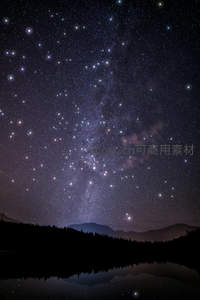 星空下的静谧湖面倒影