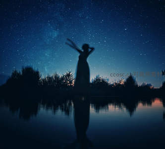 湖边女子仰望浩瀚星空