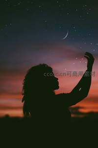 剪影少女仰望星空新月