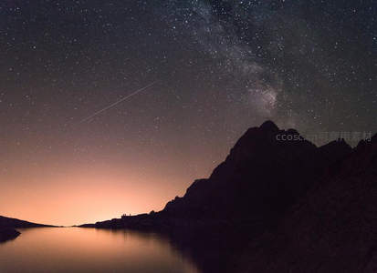 流星划过湖畔山峦夜空