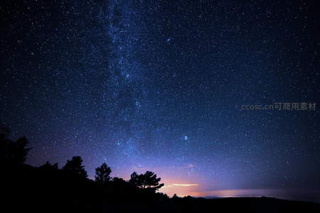 深蓝夜幕下，繁星密布如钻石洒落