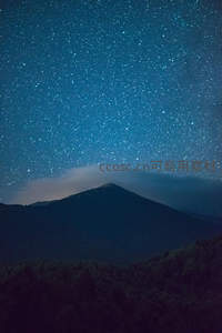 群山之巅，浩瀚星空如蓝色丝绒覆盖