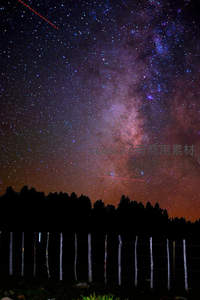 紫红银河划过夜空，流星拖曳光轨