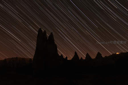 奇岩怪石下，星轨如丝带划过夜空