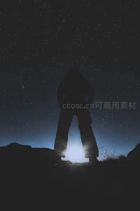 星空下孤独的身影仰望宇宙