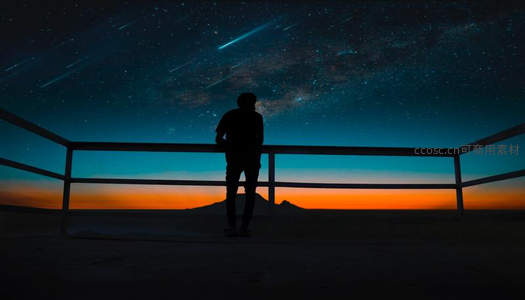观星者凭栏凝视流星划过天际