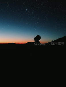 剪影仰头凝望渐变星空与暮色