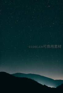 星空下的山峦剪影