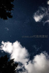 云隙间的璀璨星河