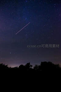 流星划破寂静夜空