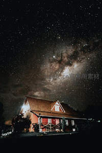 星空下的红色木屋静谧安详