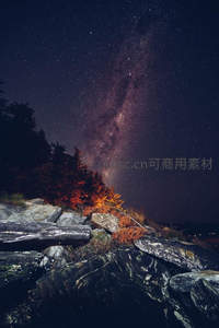 岩石之上仰望壮丽银河星河