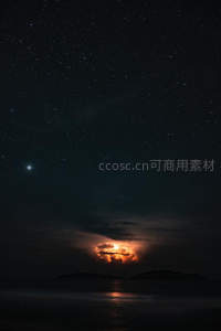 云层缝隙中透出月光与星海
