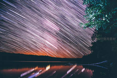 星轨如瀑倾泻湖面树影婆娑