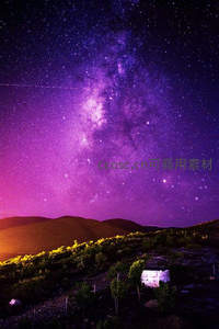 紫霞山峦映星河