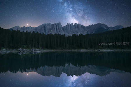 湖面倒影星河山