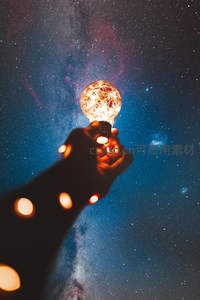 手中握着星河灯