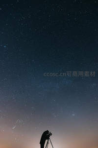 仰望星空的天文爱好者剪影