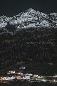 雪山脚下灯火通明的宁静小镇