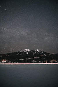 雪原静谧夜空下的群山星海