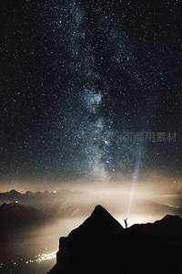 山顶举灯仰望银河之人