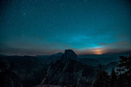 星空下的半圆丘峰峦夜景