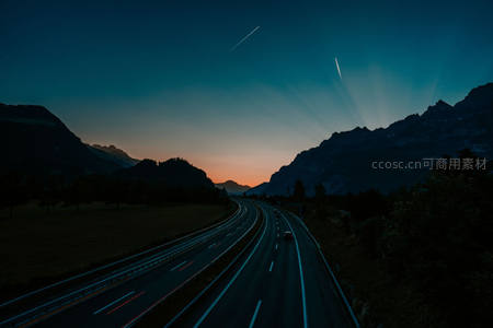 山谷公路车流光轨夜景