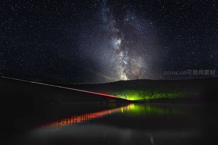 星河倒映桥上光影的夜湖