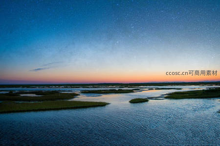 湿地星空倒影，银河横跨水天