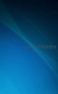 极光舞动夜空，蓝绿光带飘逸