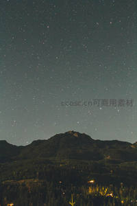 群山之上星海璀璨，灯火点缀人间