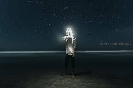 光绘人形立海边，星夜为幕思无限