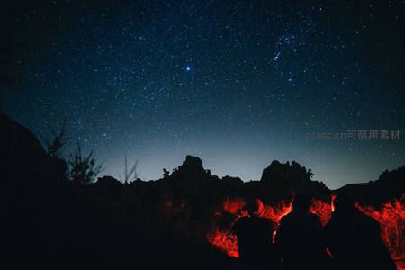 岩壁篝火映照的星空之夜