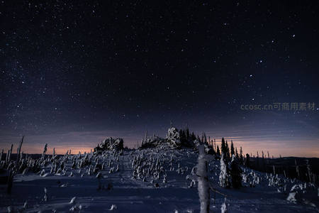 雪原之上星光璀璨的冬夜